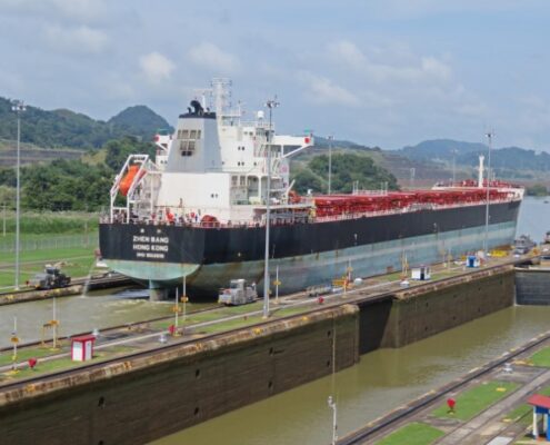 Blick auf einen großen Frachter im Panamakanal