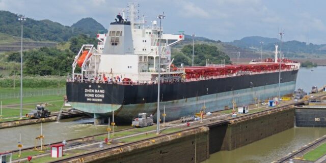 Blick auf einen großen Frachter im Panamakanal