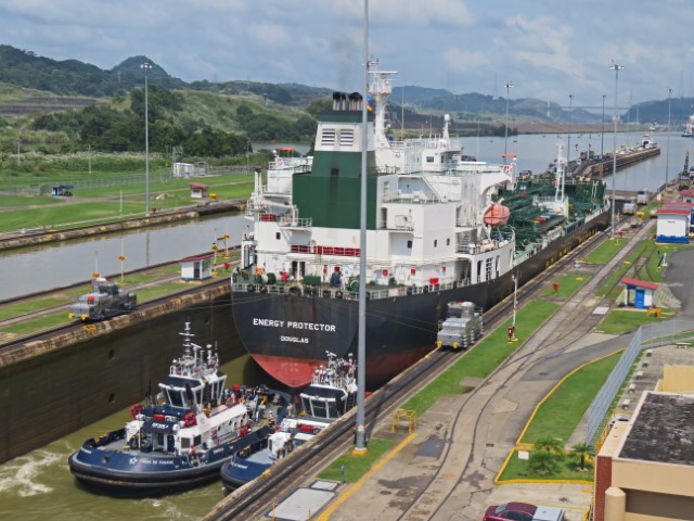 Frachter im Panamakanal