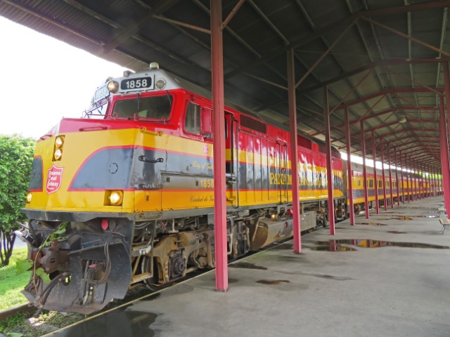 Rot-gelbe Lokomotive der Panama Canal Railway