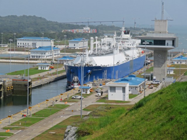 Frachter in den Schleusen von Gatún am Panamakanal