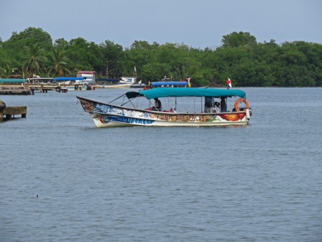 Kleines Boot im Wasser mit Dach, das Touristen zu den San Blas Inseln bringt