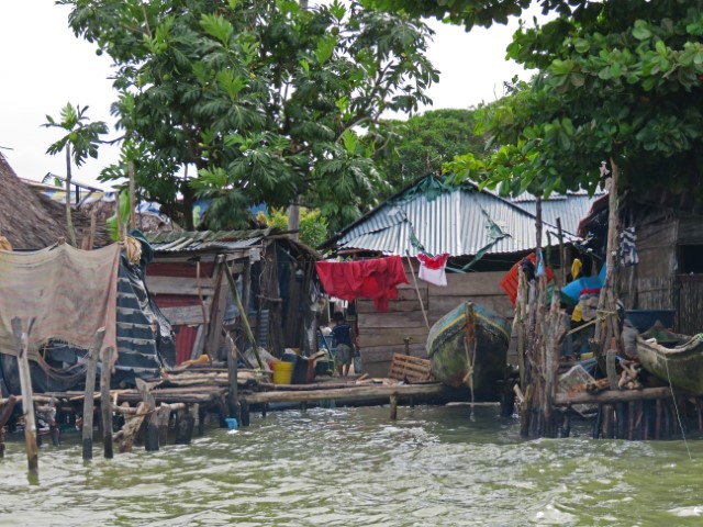 Mit Holzhäusern und Verschlägen überfüllte San Blas Insel Panama