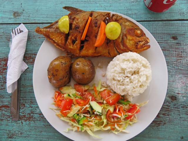 Teller mit Fisch, Reis, Kartoffeln und Salat zum Mittagessen auf den San Blas Inseln Panama