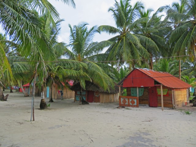 Bunte Strandhütten für Touristen auf der Isla Diablo Panama