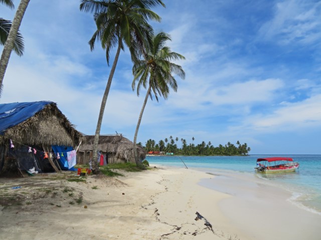 Hütten am Strand mit Wäscheleinen unter Palmen, San Blas Inseln Panama