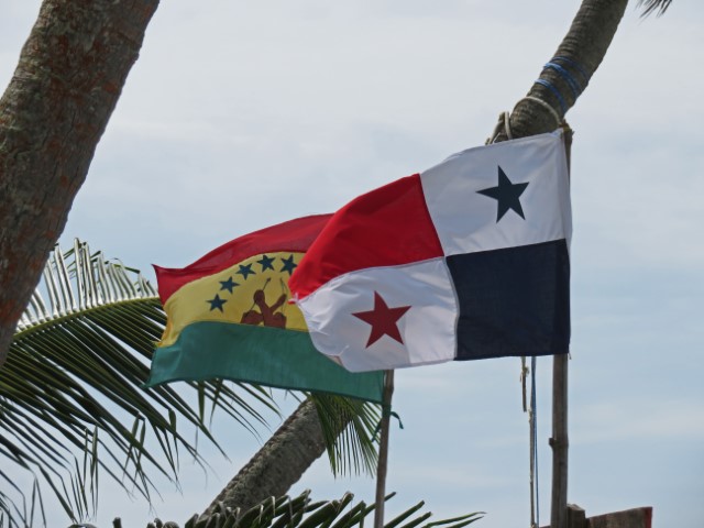 Flagge der Kuna und Flagge von Panama nebeneinander