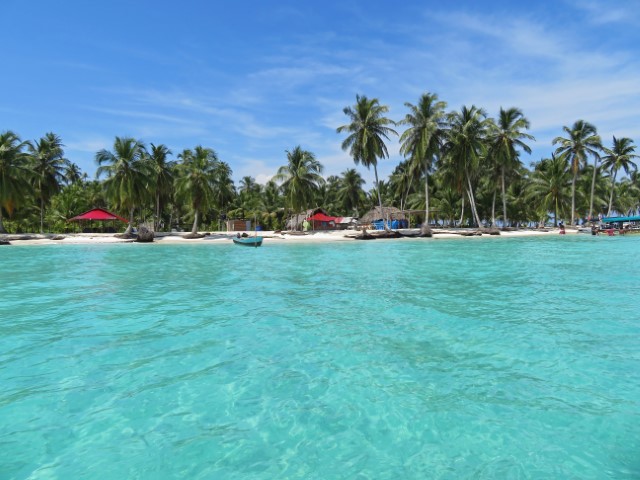 Blick über türkisfarbenes Wasser auf die San Blas Inseln Panama