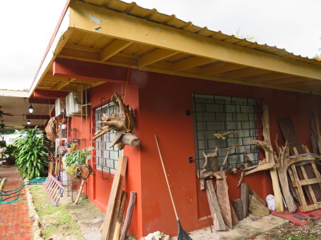 Orangefarbenes Haus mit Skulpturen davor - die Casa Selva in Panama