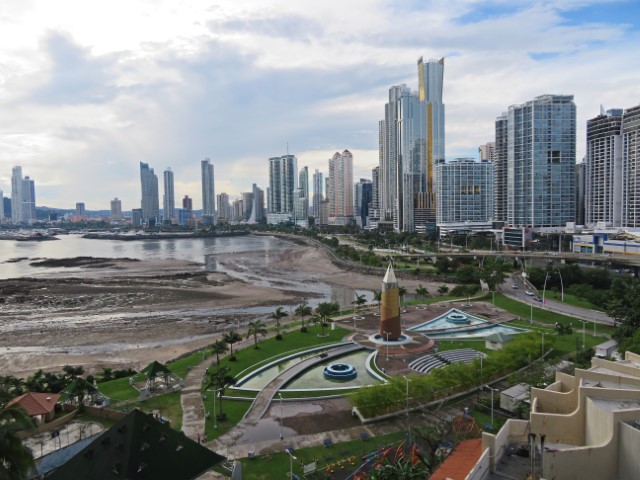 Blick auf Wolkenkratzer in Panama City