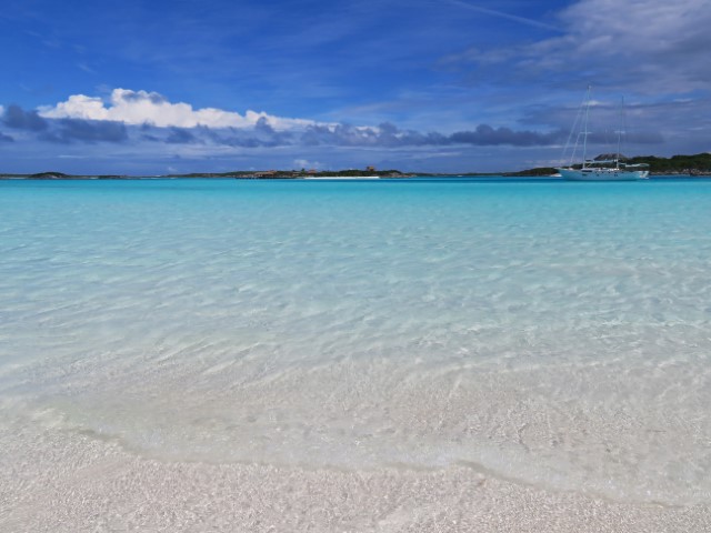 Weißer Strand mit blau-türkisem Wasser auf den Bahamas