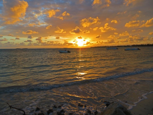 Sonnenuntergang über dem Meer auf Andros Bahamas