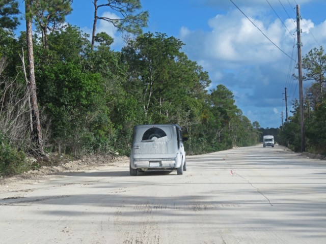 Staubiges Auto auf einer staubigen Straße auf Andros Bahamas