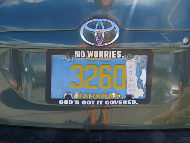 Autokennzeichen Bahamas mit Aufschrift "No worries, God's got it covered"