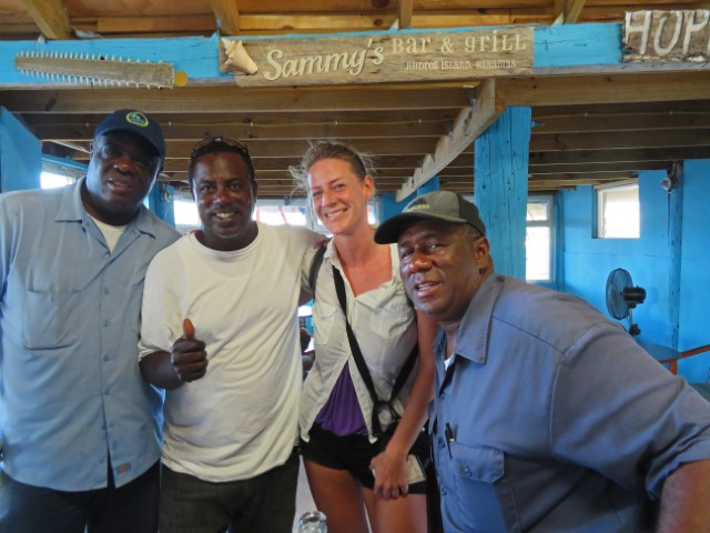 Weiße Frau und drei schwarze Männer in Sammy's Bar auf Andros Bahamas