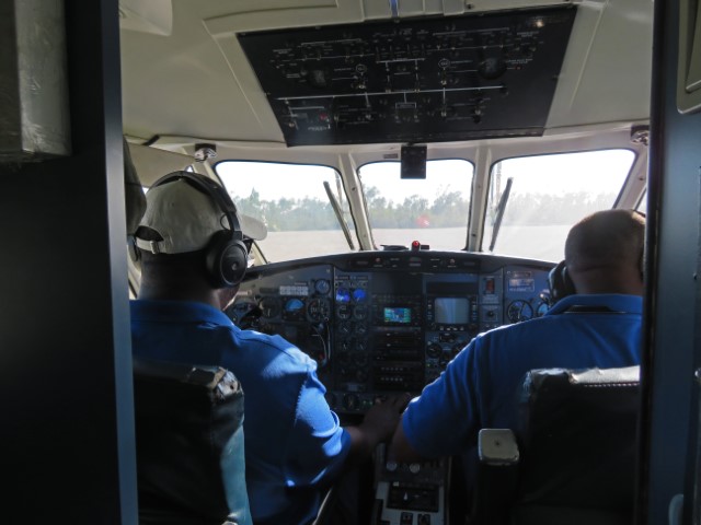 Zwei Piloten im Cockpit eines Mini-Fliegers auf den Bahamas