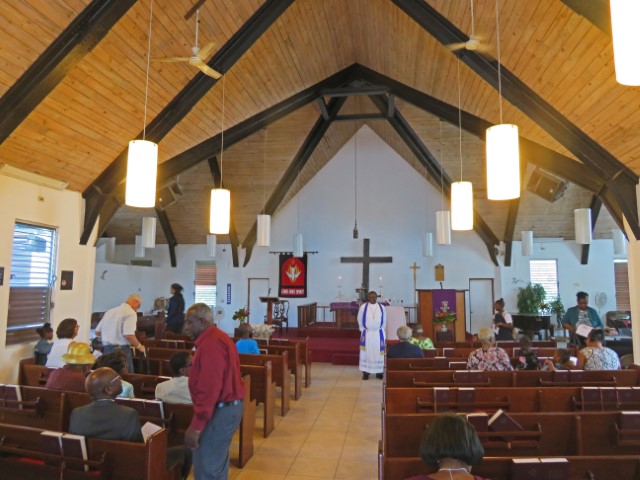 Mneschen sammeln sich zum Gottesdienst in einr Kirche in Nassau