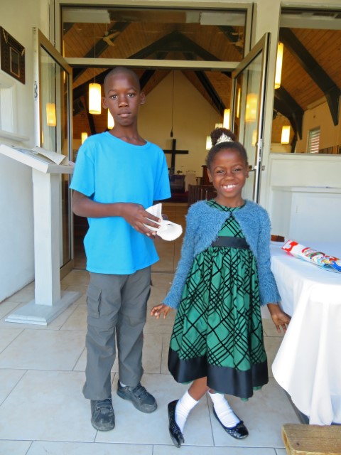 Ein Junge und ein Mädchen im Kleid nach dem Gottesdienst in Nassau