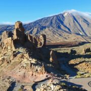 Blick auf den Teide und die felsige Berglandschaft an einem sonnigen Tag