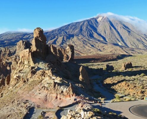 Blick auf den Teide und die felsige Berglandschaft an einem sonnigen Tag