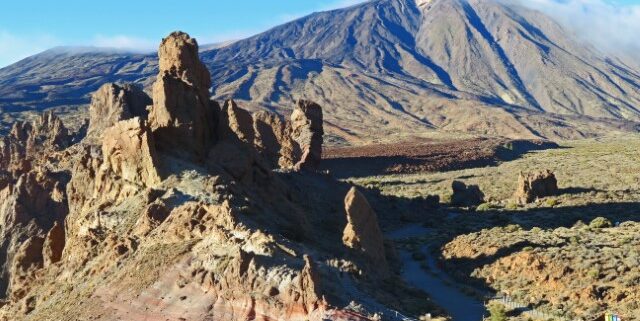 Blick auf den Teide und die felsige Berglandschaft an einem sonnigen Tag