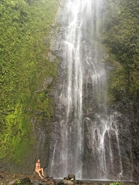 Junge Frau unter den hohen San Ramón-Wasserfälle auf Ometepe Nicaragua