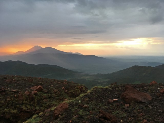 Blick über die Berge rund um den Telica-Vulkan in Nicaragua bei Sonnenuntergang