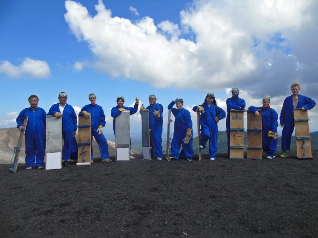 Viele Touristen in blauen Anzügen und mit ihren Surfbrettern auf dem Cerro Negro in Nicaragua