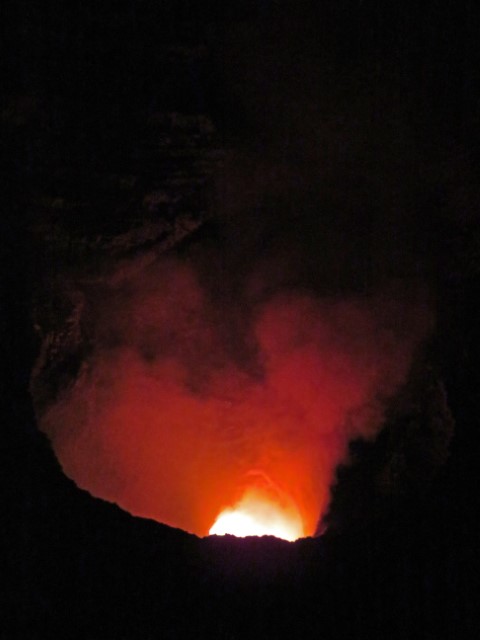 Blick in die rote Lava des Telica-Vulkans in Nicaragua