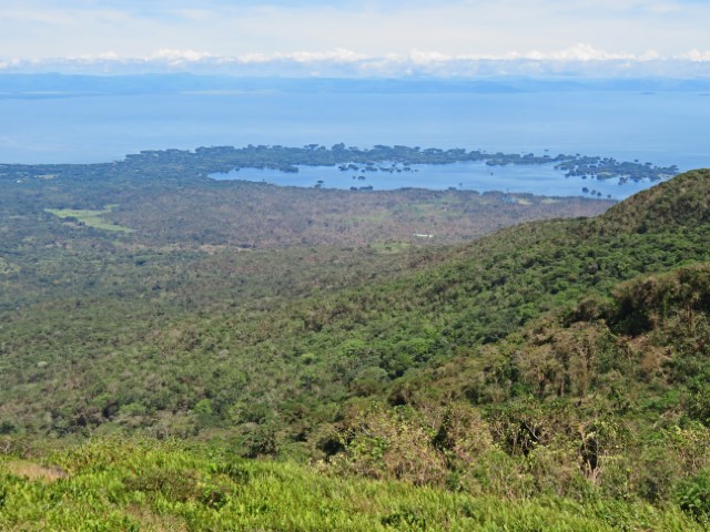 Blick über grünen Wald zum Nicaraguasee mit seinen Inseln