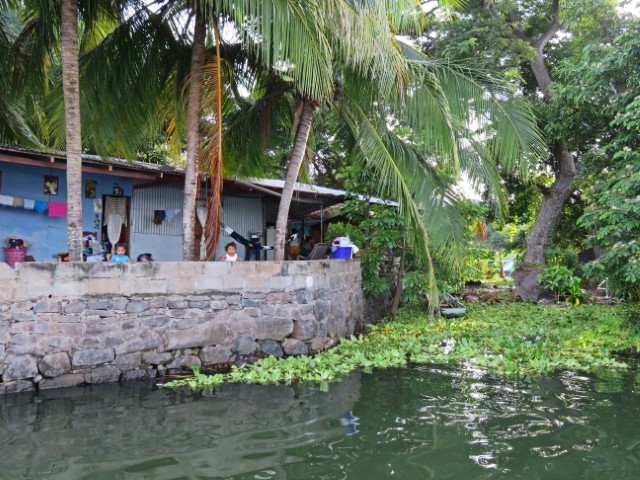 Blaues Haus mit Steinmauer, über die Kinder schauen, am Nicaraguasee