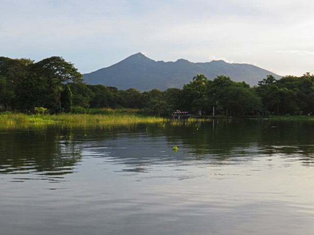 Blick vom Nicaraguasee auf die Kulisse aus Bergen