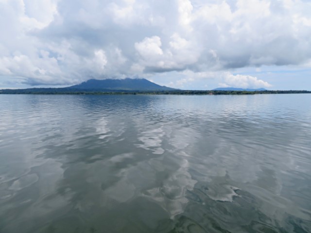 Blick auf die Insel Ometepe in Nicaragua vom See aus