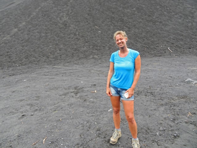 Junge Frau in Shorts hat ein schwarzes Gesicht nach dem Vulkan-Surfen am Cerro Negro in Nicaragua