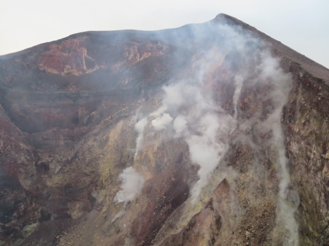 Blick in den rauchenden Krater des Telica-Vulkans in Nicaragua