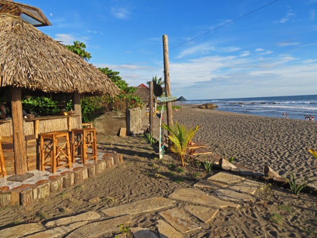 Strand von Las Peñitas mit Strandbar mit Strohdach