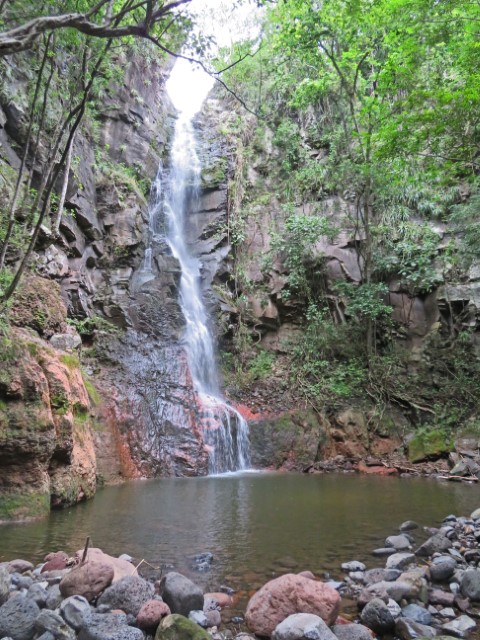 Wasserfall stürzt sich von den Felsen in ein Becken