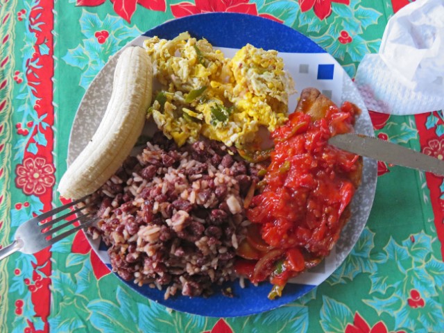 Gallo de pinto Frühstück in Nicaragua mit Reise, bohnen, Ei, Tomaten und Banane