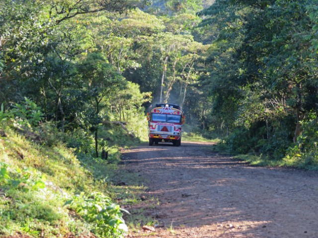 Bunter Chicken-Bus auf einer Schlammstraße in Nicaragua