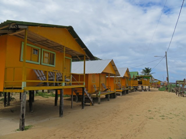 Gelbe Touristenbungalows am Strand auf Little Corn Island Nicaragua