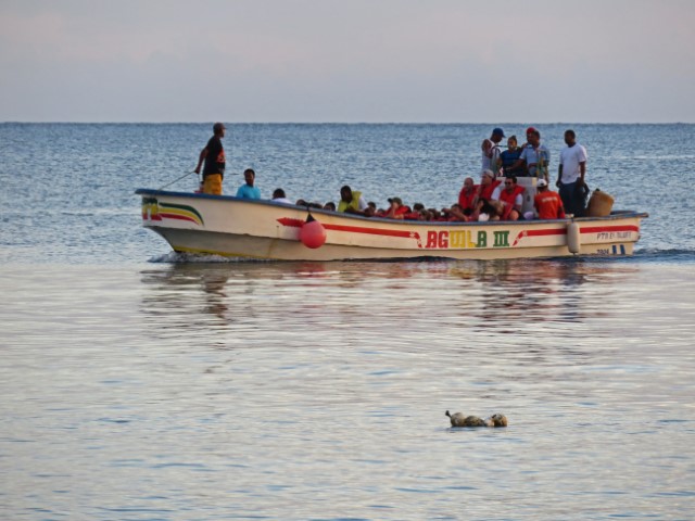 Überfülltes Touristenboot nach Little Corn Island 