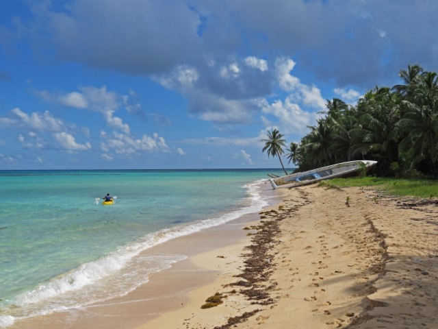 Sandstrand mit türkisfarbenem Meer und Palmen auf Little Corn Island Nicaragua