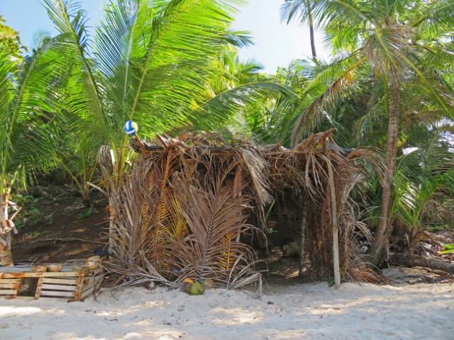 Provisorische Strandhütte aus Palmengestrüpp auf Little Corn Island 