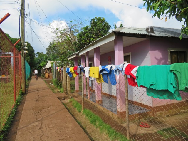 Bunte flache Häuser mit bunter Wäsche auf einem Zaun auf Little Corn Island Nicaragua