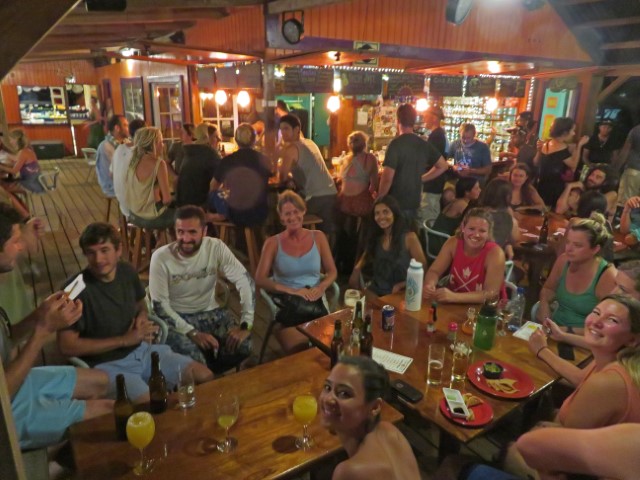 Touristen an Tischen im Tranquilo Café auf Little Corn Island 