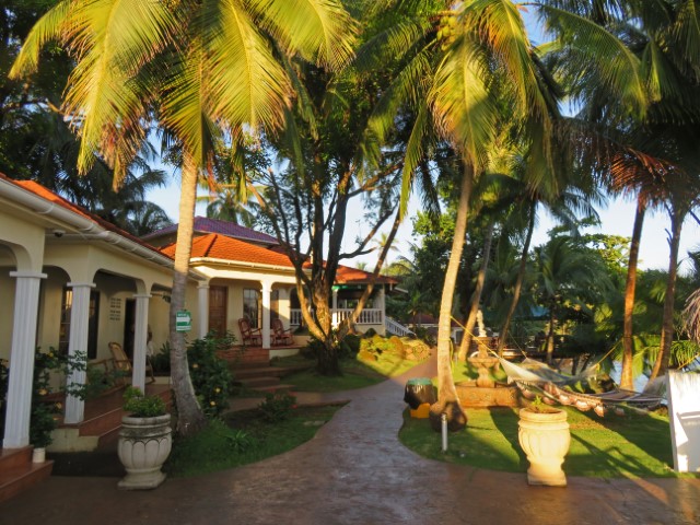 Ressort Casa Canada mit Bungalows mit roten Dächern und Hängematten im Garten auf Big Corn Island 