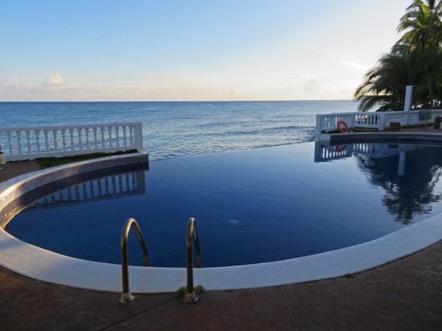 Infinity Pool mit Blick übers Meer auf Big Corn Island 