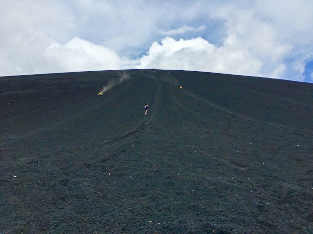 Menschen surfen den schwarzen Cerro Negro Vulkan in Nicaragua runter