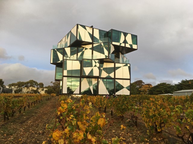 d'Arenberg Cube in South Australia - eine gläserne Würfelstruktur mitten im Weinfeld