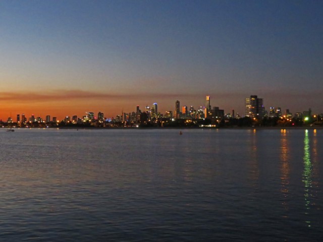 Blick von St. Kilda auf die Skyline von Melbourne